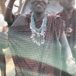 Leontine Borsato Instagram - Wat een onbeschrijfelijke ervaring om bij de Amini Maasai te verblijven. Wat een warm welkom, zulke vriendelijke mensen, mooie gesprekken en uitleg over de projecten voor educatie, gezondheid, voedsel, werk en water die je steunt door hier te verblijven. Wij hebben geslapen in prachtige hutten, gemaakt zoals de originele Maasai huisjes met uitzicht op de Kilimanjaro. 😍 Wij hebben leren speerwerpen, sundowner dans gedaan, gesprekken gehad rond het kampvuur waar het eten wordt gedeeld. Met twee mooie uitspraken die ontzettend veel indruk op ons hebben gemaakt; “Haraka haraka haina Baraka” “Haast je niet, het brengt je niks” “Haloo halomalote halo nale halomalote“ “Wij zeggen gedag maar niet voor altijd” Wat zijn we dankbaar lieve Selma & Ngomi dat jullie dit aan ons hebben laten zien. Een waanzinnige, ongelooflijke ervaring vol verwondering 🙏🏼 Original Maasai Lodge - Africa Amini Life