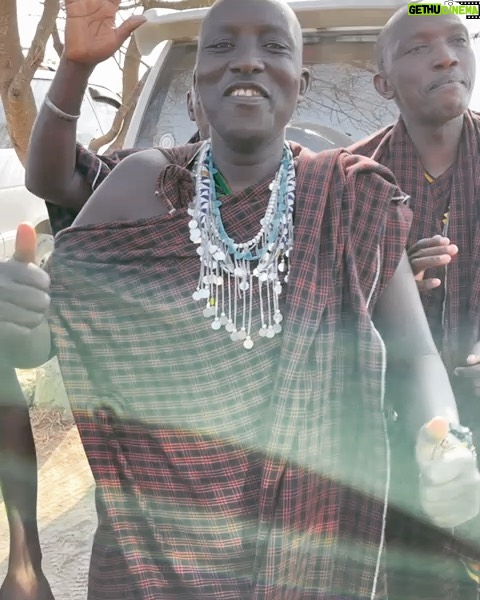 Leontine Borsato Instagram - Wat een onbeschrijfelijke ervaring om bij de Amini Maasai te verblijven. Wat een warm welkom, zulke vriendelijke mensen, mooie gesprekken en uitleg over de projecten voor educatie, gezondheid, voedsel, werk en water die je steunt door hier te verblijven. Wij hebben geslapen in prachtige hutten, gemaakt zoals de originele Maasai huisjes met uitzicht op de Kilimanjaro. 😍 Wij hebben leren speerwerpen, sundowner dans gedaan, gesprekken gehad rond het kampvuur waar het eten wordt gedeeld. Met twee mooie uitspraken die ontzettend veel indruk op ons hebben gemaakt; “Haraka haraka haina Baraka” “Haast je niet, het brengt je niks” “Haloo halomalote halo nale halomalote“ “Wij zeggen gedag maar niet voor altijd” Wat zijn we dankbaar lieve Selma & Ngomi dat jullie dit aan ons hebben laten zien. Een waanzinnige, ongelooflijke ervaring vol verwondering 🙏🏼 Original Maasai Lodge - Africa Amini Life