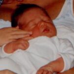 Leontine Borsato Instagram - Lieve Senna, vandaag is jouw dag! Jij maakte mij 21 jaar geleden voor de 2de keer moeder en vanaf ‘t eerste moment dat je op mijn buik lag zag én voelde ik een enorme herkenning. Niet alleen van buiten, je was een plaatje van een baby met dik zwart haar en een prachtig huidje, maar juist ook van binnen voelde ik direct een spirituele band met jou. Nu ben je 21, je werkt keihard en staat voor wie je bent! Papa en ik zijn ontzettend trots op jou lieve Sen. Blijf altijd zó stralen lieverd, we houden ontzettend veel van je…… Van harte gefeliciteerd lieve @sennaborsato 🫶🏼💙🎈🎉