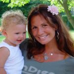 Leontine Borsato Instagram - Lieve Senna, vandaag is jouw dag! Jij maakte mij 21 jaar geleden voor de 2de keer moeder en vanaf ‘t eerste moment dat je op mijn buik lag zag én voelde ik een enorme herkenning. Niet alleen van buiten, je was een plaatje van een baby met dik zwart haar en een prachtig huidje, maar juist ook van binnen voelde ik direct een spirituele band met jou. Nu ben je 21, je werkt keihard en staat voor wie je bent! Papa en ik zijn ontzettend trots op jou lieve Sen. Blijf altijd zó stralen lieverd, we houden ontzettend veel van je…… Van harte gefeliciteerd lieve @sennaborsato 🫶🏼💙🎈🎉