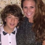 Leontine Borsato Instagram - Lieve Senna, vandaag is jouw dag! Jij maakte mij 21 jaar geleden voor de 2de keer moeder en vanaf ‘t eerste moment dat je op mijn buik lag zag én voelde ik een enorme herkenning. Niet alleen van buiten, je was een plaatje van een baby met dik zwart haar en een prachtig huidje, maar juist ook van binnen voelde ik direct een spirituele band met jou. Nu ben je 21, je werkt keihard en staat voor wie je bent! Papa en ik zijn ontzettend trots op jou lieve Sen. Blijf altijd zó stralen lieverd, we houden ontzettend veel van je…… Van harte gefeliciteerd lieve @sennaborsato 🫶🏼💙🎈🎉