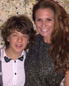 Leontine Borsato Instagram - Lieve Senna, vandaag is jouw dag! Jij maakte mij 21 jaar geleden voor de 2de keer moeder en vanaf ‘t eerste moment dat je op mijn buik lag zag én voelde ik een enorme herkenning. Niet alleen van buiten, je was een plaatje van een baby met dik zwart haar en een prachtig huidje, maar juist ook van binnen voelde ik direct een spirituele band met jou. Nu ben je 21, je werkt keihard en staat voor wie je bent! Papa en ik zijn ontzettend trots op jou lieve Sen. Blijf altijd zó stralen lieverd, we houden ontzettend veel van je…… Van harte gefeliciteerd lieve @sennaborsato 🫶🏼💙🎈🎉