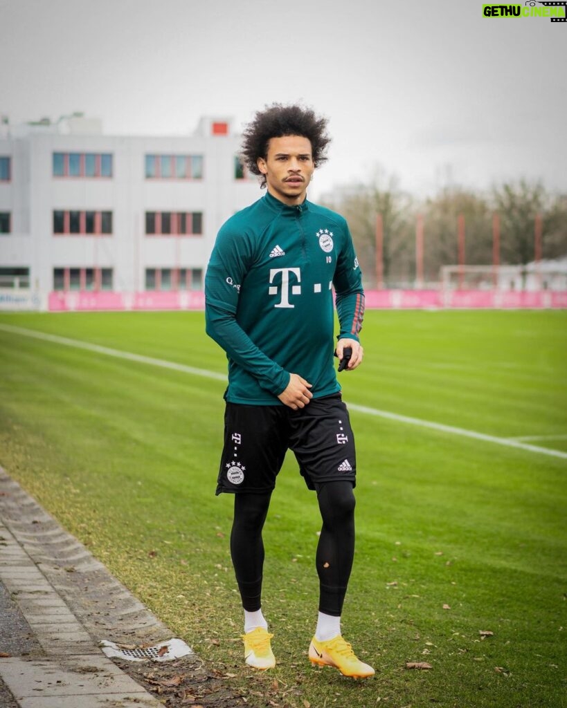 Leroy Sané Instagram - Special game ahead 🔜 @s04 #inSané FC Bayern Trainingsgelände