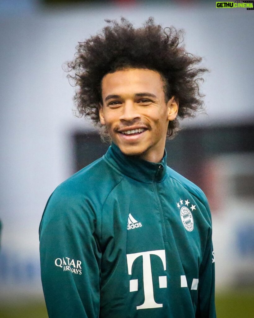 Leroy Sané Instagram - Good to be back with the team ✌🏾️ #inSané FC Bayern Trainingsgelände