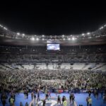 Leroy Sané Instagram – Heute vor 5 Jahren durfte ich gegen Frankreich mein Länderspieldebüt geben. Eigentlich ein großartiger Tag, den man im positiven Sinne nie vergessen sollte. Dennoch ist dies bei mir anders gewesen. Denn dort fanden am selben Abend auch die schrecklichen Terroranschläge von Paris statt. Ich werde nie vergessen, wie wir als Team die Nacht gemeinsam mit den Franzosen in der Kabine verbracht haben und nicht wussten, was draußen vor sich geht. Die Zeit ist schnell vergangen, doch unsere Gedanken an all diese Opfer nicht. 🇩🇪🙏🏽🇫🇷 #5YearsAgo Paris, France