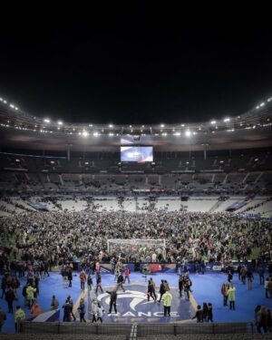 Leroy Sané Instagram - Heute vor 5 Jahren durfte ich gegen Frankreich mein Länderspieldebüt geben. Eigentlich ein großartiger Tag, den man im positiven Sinne nie vergessen sollte. Dennoch ist dies bei mir anders gewesen. Denn dort fanden am selben Abend auch die schrecklichen Terroranschläge von Paris statt. Ich werde nie vergessen, wie wir als Team die Nacht gemeinsam mit den Franzosen in der Kabine verbracht haben und nicht wussten, was draußen vor sich geht. Die Zeit ist schnell vergangen, doch unsere Gedanken an all diese Opfer nicht. 🇩🇪🙏🏽🇫🇷 #5YearsAgo