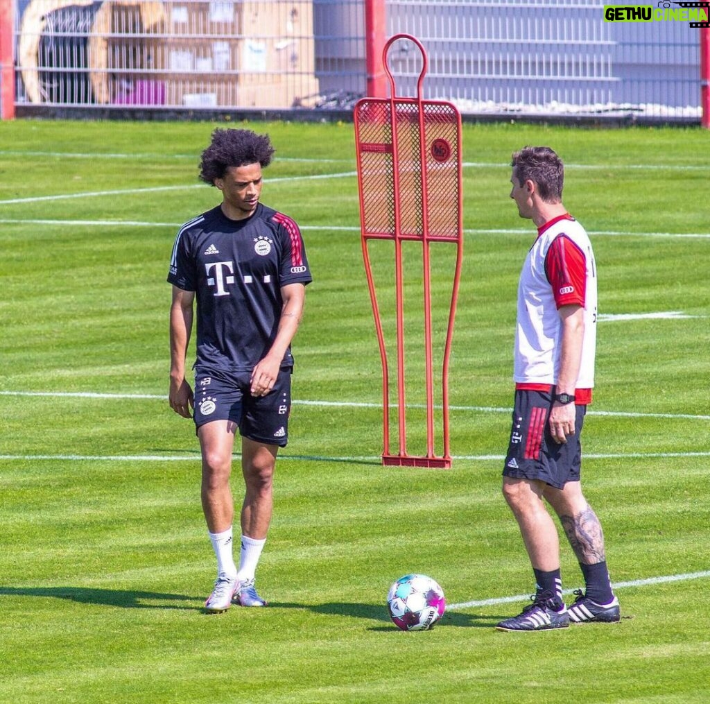 Leroy Sané Instagram - The hard work continues #inSané FC Bayern Trainingsgelände