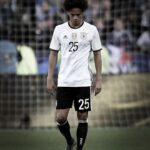 Leroy Sané Instagram – Heute vor 5 Jahren durfte ich gegen Frankreich mein Länderspieldebüt geben. Eigentlich ein großartiger Tag, den man im positiven Sinne nie vergessen sollte. Dennoch ist dies bei mir anders gewesen. Denn dort fanden am selben Abend auch die schrecklichen Terroranschläge von Paris statt. Ich werde nie vergessen, wie wir als Team die Nacht gemeinsam mit den Franzosen in der Kabine verbracht haben und nicht wussten, was draußen vor sich geht. Die Zeit ist schnell vergangen, doch unsere Gedanken an all diese Opfer nicht. 🇩🇪🙏🏽🇫🇷 #5YearsAgo Paris, France