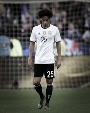 Leroy Sané Instagram - Heute vor 5 Jahren durfte ich gegen Frankreich mein Länderspieldebüt geben. Eigentlich ein großartiger Tag, den man im positiven Sinne nie vergessen sollte. Dennoch ist dies bei mir anders gewesen. Denn dort fanden am selben Abend auch die schrecklichen Terroranschläge von Paris statt. Ich werde nie vergessen, wie wir als Team die Nacht gemeinsam mit den Franzosen in der Kabine verbracht haben und nicht wussten, was draußen vor sich geht. Die Zeit ist schnell vergangen, doch unsere Gedanken an all diese Opfer nicht. 🇩🇪🙏🏽🇫🇷 #5YearsAgo