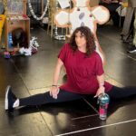 Lesli Margherita Instagram - An actor prepares. In the splits behind a prop that says “Tony Award”. @pasadenaplayhouse 📸: @pamstinkleton