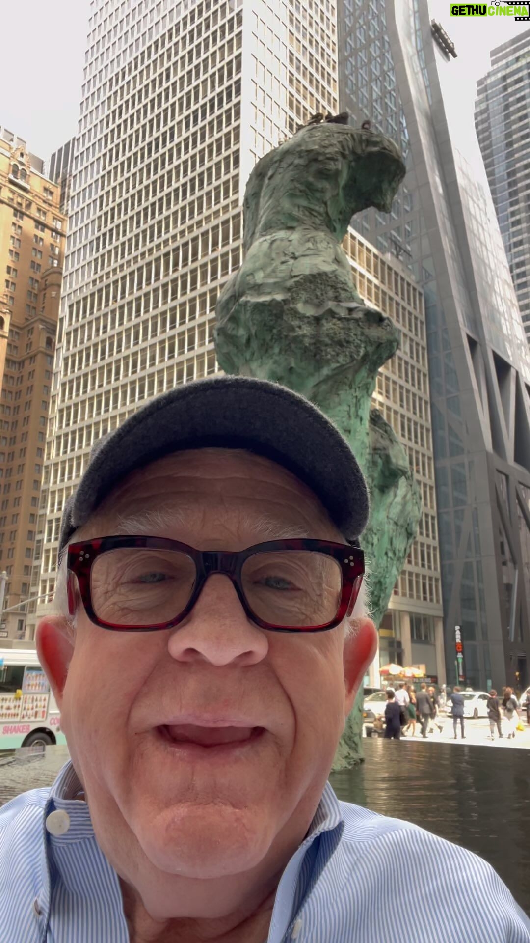 Leslie Jordan Instagram - I keep running into this weird guy, “Dave from before” !!!? You’re always good for a belly laugh. Love ya, my friend. @mrdavehill