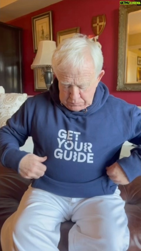 Leslie Jordan Instagram - Hello, all my fellow hunker-downers. I'm on tour, you heard that right! Save July 27 on your calendar, cause I am partnering with my friends at @getyourguide to make sure you discover New York the right way. Check @getyourguide to get your tickets (and there are only a few of them, so hurry on over before they're gone). See you there! 😘😘 #GuidedbyLeslie #GetYourGuide
