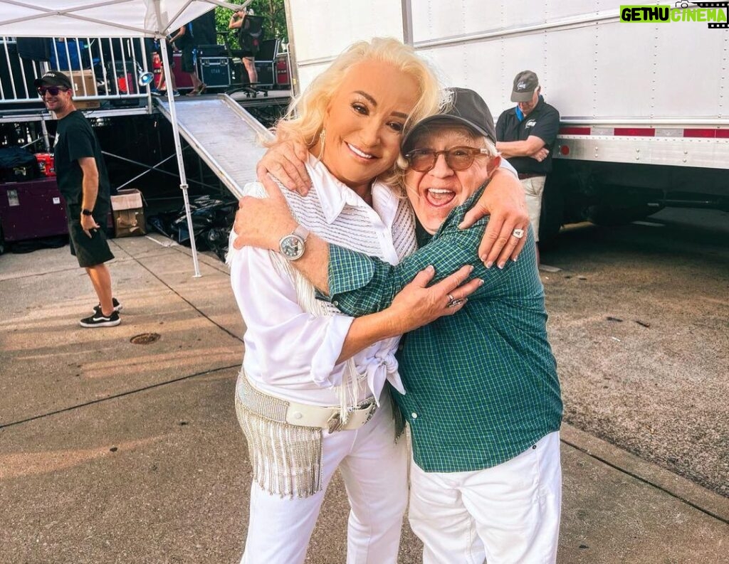 Leslie Jordan Instagram - Well shit… it’s always a good day when I’m hanging with my buddy @thelesliejordan! My band, @presleytucker and I performed in his hometown of Chattanooga yesterday! @rbfestival was so much fun! ❤️🎶🎤 📸 @dkupish
