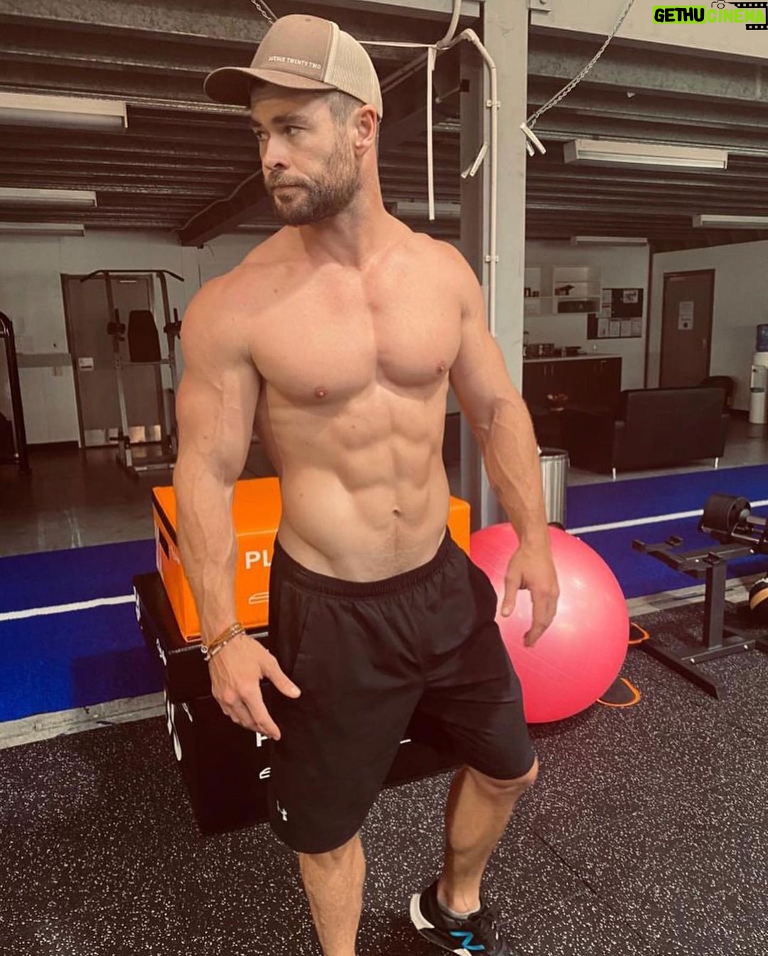 Leslie Jordan Instagram - Scroll to see whatโs behind the doorโฆโฆ๐๐๐๐ @chrishemsworth