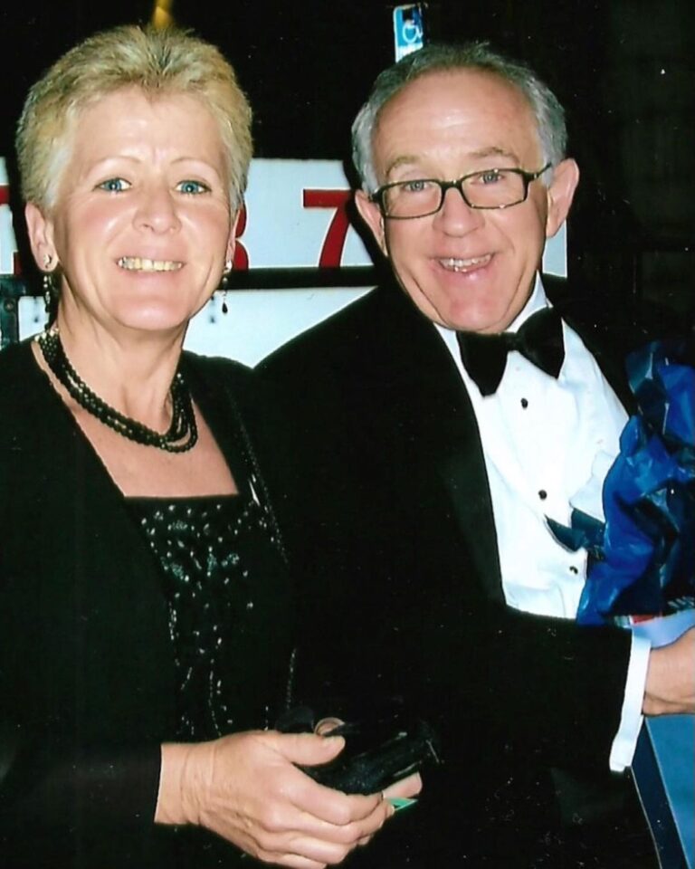 Leslie Jordan Instagram - The world lost a great person today and I lost a sister and a best friend. But, I have peace knowing she and Daddy are together again. Janet Ann courageously fought death but I prefer to remember the way she lived. This world will be a duller place without her. You will live forever in my memories and in my stories. I will look for you in the sky tonight. Wait for me on Heaven’s shore. Where the sting of death don’t hurt no more. Love. Light. Leslie.