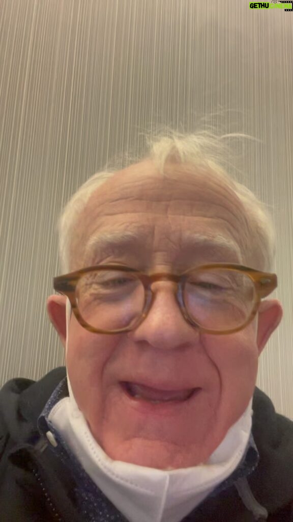Leslie Jordan Instagram - Hey @julian_gant, drop the invisible suitcases you’re carrying. 🤣🤣. And, @instagram, it’s time he gets his blue check ✔️ @callmekatfox
