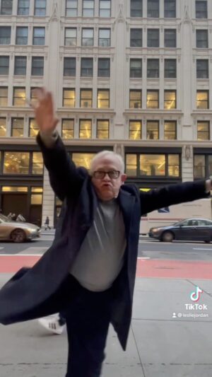 Leslie Jordan Instagram - I promised myself I would do this challenge before the new year. I just love it and I can’t help to smile every time I see someone having fun with it.  Go Mufasa Go!