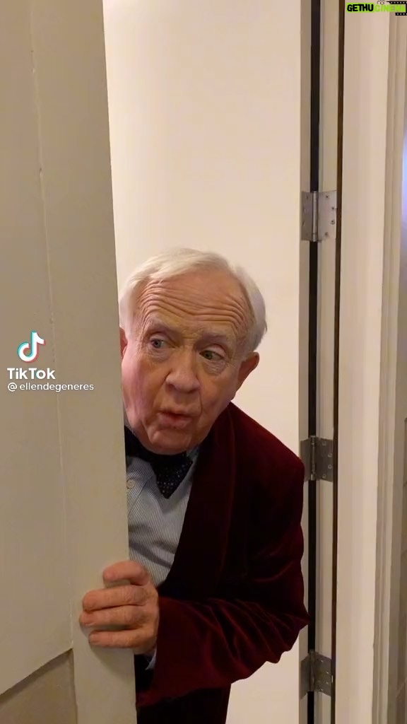 Leslie Jordan Instagram - I’m getting into the holiday mood so lookout, y’all. Love. Light. Leslie.