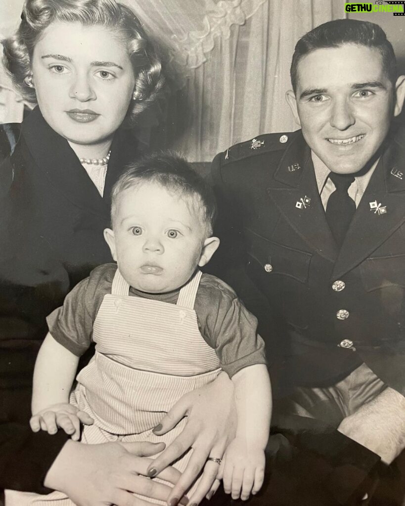 Leslie Jordan Instagram - Leslie with mama and daddy. It really doesn’t get any cuter than this. Leslie, we miss you every day.