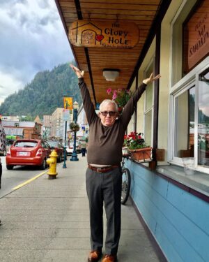 Leslie Jordan Instagram - “He was a southern gentleman but he could flip from reserved to raunchy almost seemlessly.” @missmayim
