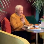 Leslie Jordan Instagram - Leslie loved photo shoots but he insisted on telling stories at every chance ….. “Good food, good meat, good God let’s eat” @thealabamahousewife