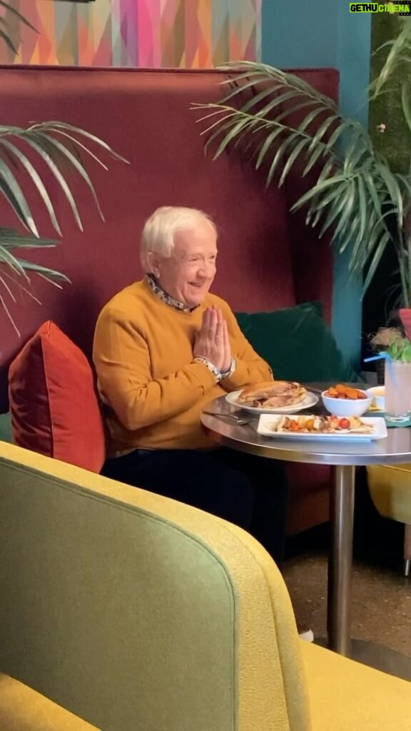 Leslie Jordan Instagram - Leslie loved photo shoots but he insisted on telling stories at every chance ….. “Good food, good meat, good God let’s eat” @thealabamahousewife