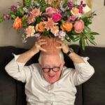 Leslie Jordan Instagram - Little story about @billystrings. Leslie loved Billy and his music. When Leslie was playing @theryman for the first time he invited Billy as his guest. Unfortunately, Billy could not make it because of his busy tour schedule but he sent the most beautiful flowers (second photo) with the perfect “Good Luck” card attached. As Leslie would say, “we are judged by the company we keep and I have the greatest friends in the world.”