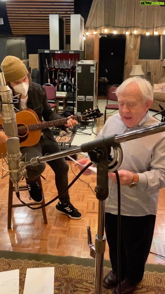 Leslie Jordan Instagram - Sunday Mornin’ Hymn Singin’ with the great @charlieworsham. An oldie but goodie so I just had to share. If you don’t want to see posts from Leslie’s page or if you find it weird that the page is still posting to share his love and light then please unfollow.