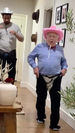 Leslie Jordan Instagram - Don’t forget to catch Leslie tonight on @hgtv for his episode of Celebrity IOU.  Leslie puts his heart to action one more time as he gifts his dear friends a home renovation with the help of the @propertybrothers.  Expect to both laugh and cry.  HGTV, 9/8c