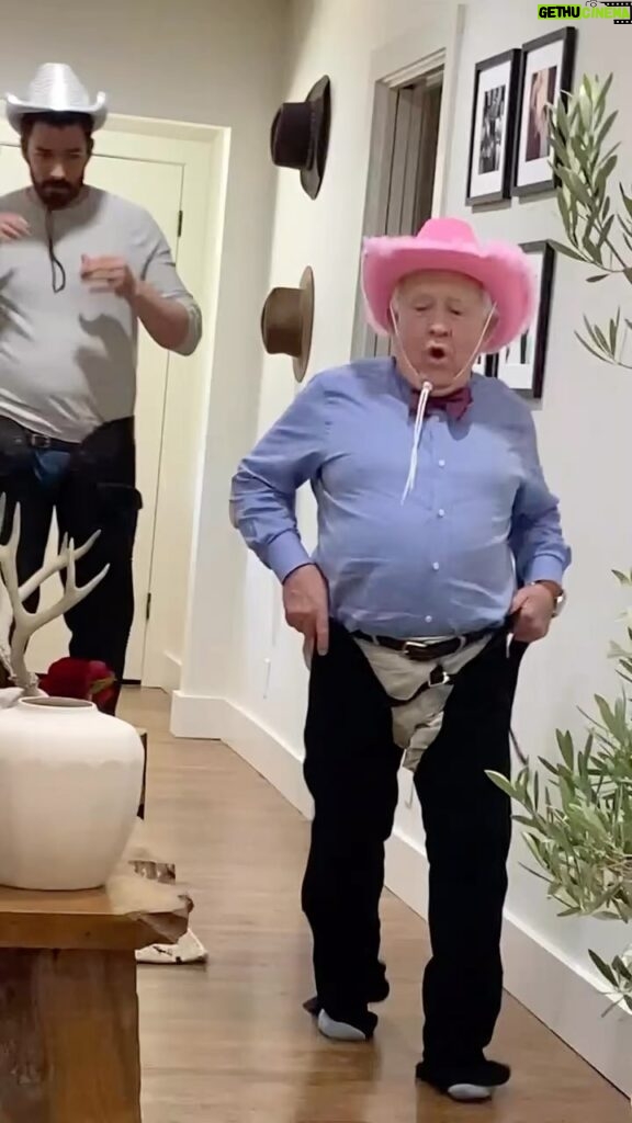 Leslie Jordan Instagram - Don’t forget to catch Leslie tonight on @hgtv for his episode of Celebrity IOU. Leslie puts his heart to action one more time as he gifts his dear friends a home renovation with the help of the @propertybrothers. Expect to both laugh and cry. HGTV, 9/8c