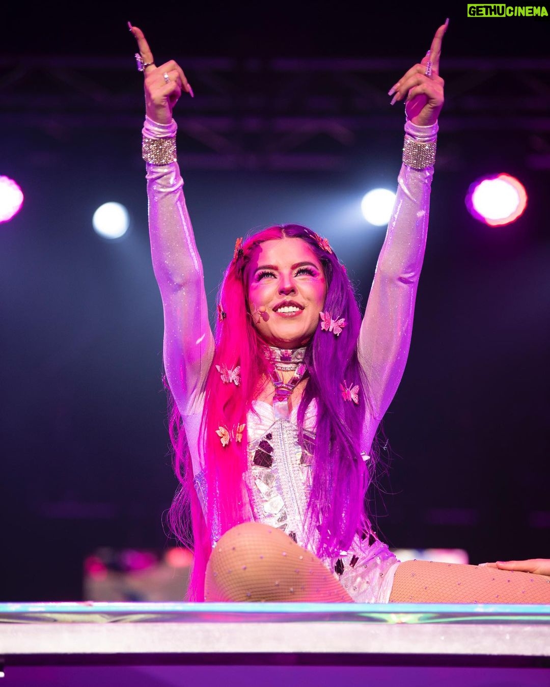 Lesslie Polinesia Instagram - FAMILIA un sueño más hecho realidad 🤍 tenemos el show de #JUMP disponible en DISNEY+ @disneyplusla En verdad es un sueño hecho realidad donde expresamos con todo nuestro ser la esencia de Polinesios en el escenario 🤍 si pudiera viviría una y otra vez el show por volver a verlos 🙏🏼 GRACIAS GRACIAS GRACIAS Esto es para ustedes Polinesios 🤍👐🏼 LOS AMOOOO Disney