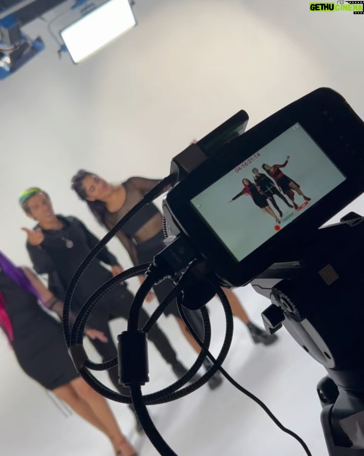 Lesslie Polinesia Instagram - FAMILIA un sueño más hecho realidad 🤍 tenemos el show de #JUMP disponible en DISNEY+ @disneyplusla En verdad es un sueño hecho realidad donde expresamos con todo nuestro ser la esencia de Polinesios en el escenario 🤍 si pudiera viviría una y otra vez el show por volver a verlos 🙏🏼 GRACIAS GRACIAS GRACIAS Esto es para ustedes Polinesios 🤍👐🏼 LOS AMOOOO Disney