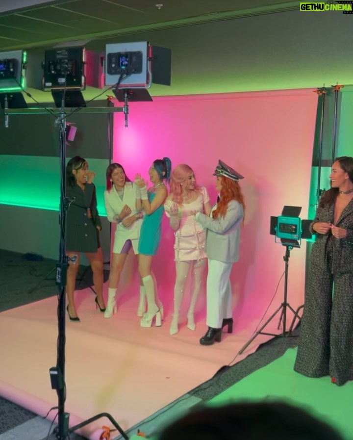 Lesslie Polinesia Instagram - Compartir lo que más amas y todos los retos que ha conllevado crear desde hace 12 años empezando en YouTube ♥️ @forbesmexico nos hizo una entrevista de cómo ha sido todo un reto no solo crear contenido digital si no también llevar a otras industrias lo que más te gusta 🤍 @youtubelatam 📸 @ferluna @waldor @ita_navajas