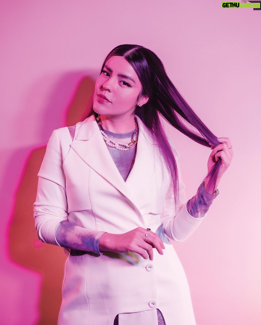 Lesslie Polinesia Instagram - Compartir lo que más amas y todos los retos que ha conllevado crear desde hace 12 años empezando en YouTube ♥️ @forbesmexico nos hizo una entrevista de cómo ha sido todo un reto no solo crear contenido digital si no también llevar a otras industrias lo que más te gusta 🤍 @youtubelatam 📸 @ferluna @waldor @ita_navajas