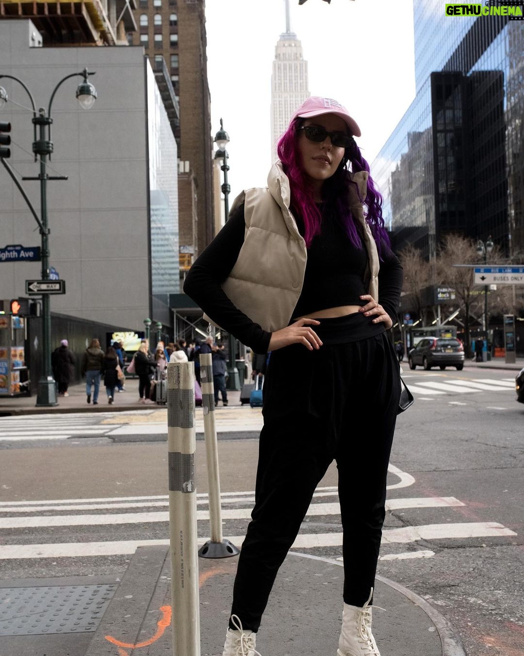 Lesslie Polinesia Instagram - No pidamos perdón por sentir tanto 🤍🦋 somos afortunados ✨ New York, New York