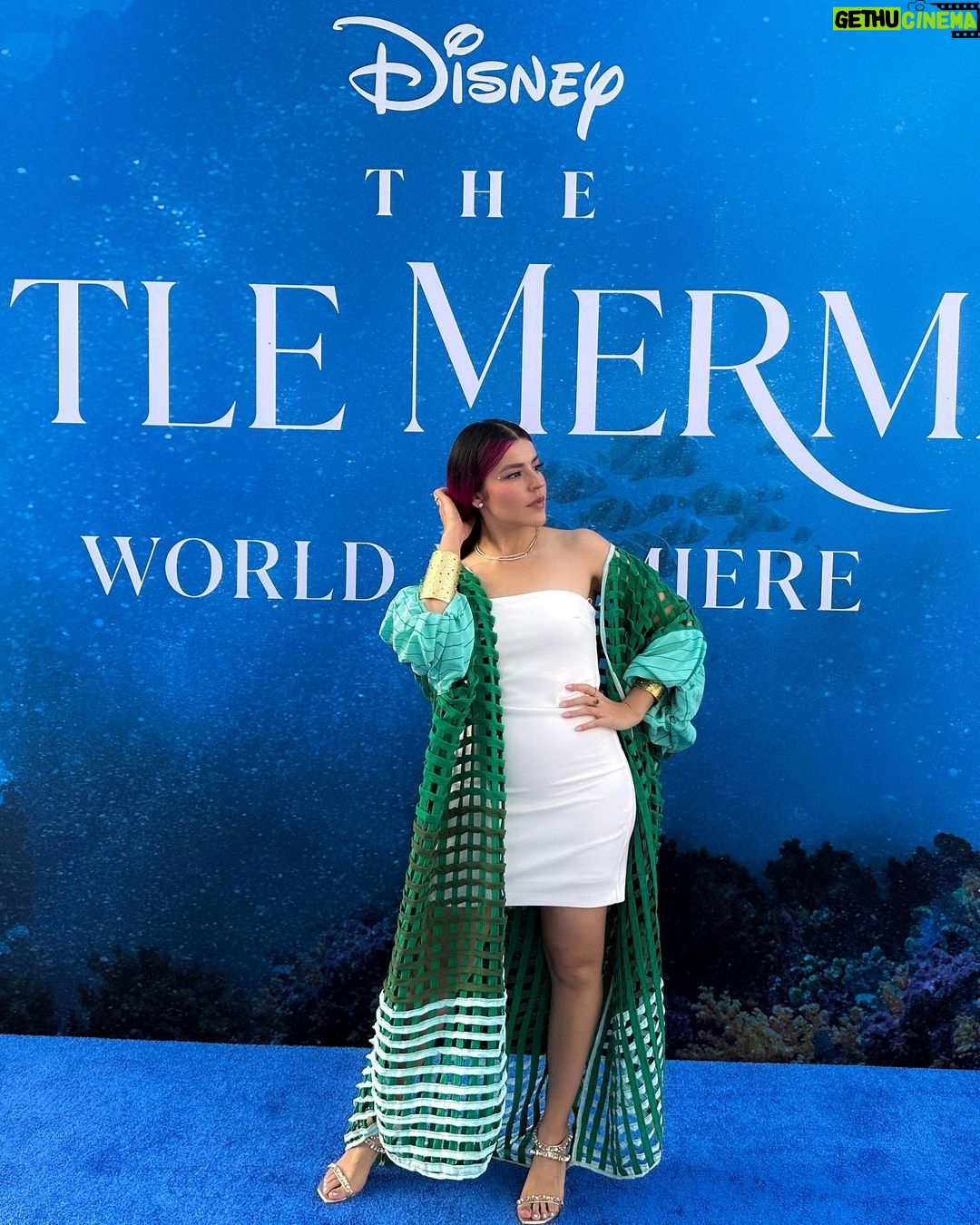 Lesslie Polinesia Instagram - En la premier mundial de #LaSirenita 🌊🩵 que hermosa película disfrute mucho venir a Los Angeles para ver la nueva película de @disneystudiosla Los Angeles, California