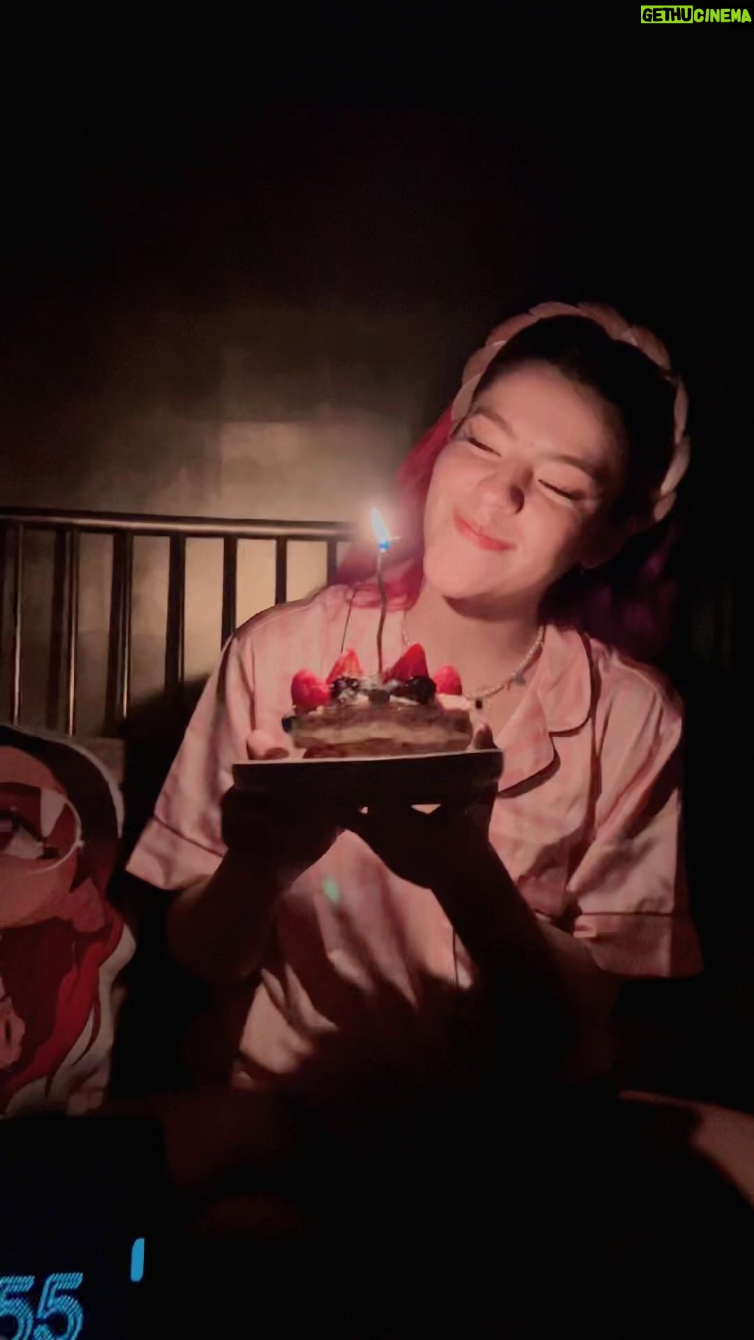 Lesslie Polinesia Instagram - HBD TO ME 🤍🎉🎂 gracias por compartir conmigo todos estos años 🥰🦋