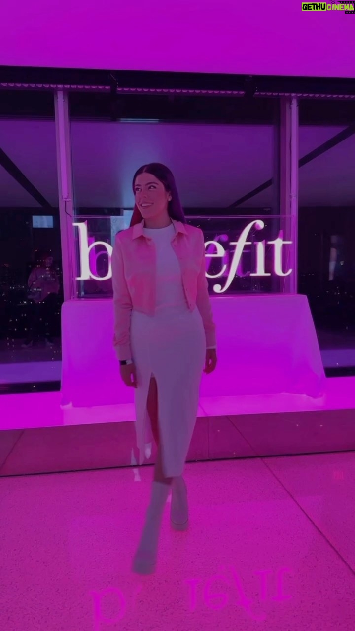 Lesslie Polinesia Instagram - Viajar me llena de vida 🤍 compartir momentos @benefitmexico #porecare #porefessional New York