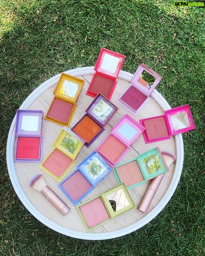 Lesslie Polinesia Instagram - Cuรกl es tu color favorito? ๐ค๐๐ค๐๐๐งกโค๏ธ๐๐ค @benefitmexico #benefitblush Lanai