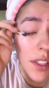Lesslie Polinesia Instagram - Sentirme plena con quien soy, sin capas, sin máscaras, sin estándares de belleza, sin miedos. Han sido un aprendizaje muy retador de regresar a mi a quitarme esos miedos de aceptación porque con quien mejor me debo sentirme es conmigo misma 🤍 ESTA SOY YO 🦋✨ LIBRE Y FELIZ