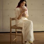 Lesslie Polinesia Instagram - Con una felicidad y magia inexplicables que desbordan en cada fotografía, @ppteamlesslie nos comparte su propio proceso en esta etapa con su pequeña Alquimia, su percepción de la maternidad y esos grandes aprendizajes que obtuvo en el camino: Dejar de planear y vivir el momento, el presente y agradecer cada momento que estaba viviendo. ✨ Como ella misma expresa: “Alquimia me enseñó a que tenía que estar viviendo el momento y no estar predisponiendo de las cosas que iban a pasar”. 💖 Mira la entrevista completa en nuestras stories y en www.marieclaire.com.mx ✨ Créditos: Fotografía: @samtakataka Maquillaje: @rmaxo Hair: @lisallende Entrevista: @annabrennda