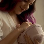 Lesslie Polinesia Instagram - Con una felicidad y magia inexplicables que desbordan en cada fotografía, @ppteamlesslie nos comparte su propio proceso en esta etapa con su pequeña Alquimia, su percepción de la maternidad y esos grandes aprendizajes que obtuvo en el camino: Dejar de planear y vivir el momento, el presente y agradecer cada momento que estaba viviendo. ✨ Como ella misma expresa: “Alquimia me enseñó a que tenía que estar viviendo el momento y no estar predisponiendo de las cosas que iban a pasar”. 💖 Mira la entrevista completa en nuestras stories y en www.marieclaire.com.mx ✨ Créditos: Fotografía: @samtakataka Maquillaje: @rmaxo Hair: @lisallende Entrevista: @annabrennda