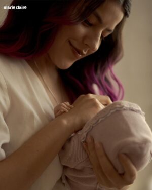 Lesslie Polinesia Instagram - Con una felicidad y magia inexplicables que desbordan en cada fotografía, @ppteamlesslie nos comparte su propio proceso en esta etapa con su pequeña Alquimia, su percepción de la maternidad y esos grandes aprendizajes que obtuvo en el camino: Dejar de planear y vivir el momento, el presente y agradecer cada momento que estaba viviendo. ✨

Como ella misma expresa: “Alquimia me enseñó a que tenía que estar viviendo el momento y no estar predisponiendo de las cosas que iban a pasar”. 💖

Mira la entrevista completa en nuestras stories y en www.marieclaire.com.mx ✨

Créditos: 
Fotografía: @samtakataka
Maquillaje: @rmaxo
Hair: @lisallende
Entrevista: @annabrennda