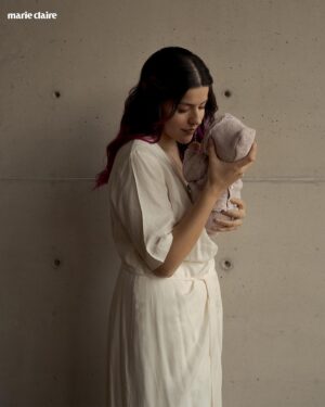 Lesslie Polinesia Instagram - Con una felicidad y magia inexplicables que desbordan en cada fotografía, @ppteamlesslie nos comparte su propio proceso en esta etapa con su pequeña Alquimia, su percepción de la maternidad y esos grandes aprendizajes que obtuvo en el camino: Dejar de planear y vivir el momento, el presente y agradecer cada momento que estaba viviendo. ✨

Como ella misma expresa: “Alquimia me enseñó a que tenía que estar viviendo el momento y no estar predisponiendo de las cosas que iban a pasar”. 💖

Mira la entrevista completa en nuestras stories y en www.marieclaire.com.mx ✨

Créditos: 
Fotografía: @samtakataka
Maquillaje: @rmaxo
Hair: @lisallende
Entrevista: @annabrennda