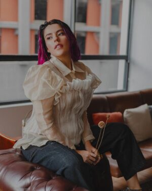 Lesslie Polinesia Instagram - Siempre idealice el 14 de febrero como una fecha inamovible para festejar el amor y siempre desee ese día estar en pareja para festejarlo… hoy me doy cuenta que quiero celebrarlo siempre 🤍 todos los días cultivar el amor pero empezando conmigo misma, apapacharnos día a día y ser gentiles con nosotros mismos. Se gentil y amoroso contigo y lo serás con los seres que te rodean ✨