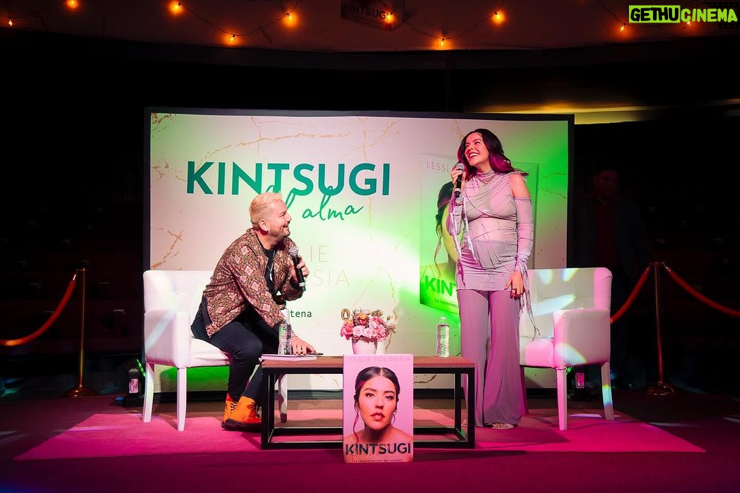 Lesslie Polinesia Instagram - Un día muy mágico en donde abrí mi corazón 🤍 mi nuevo libro 📖 #KINTSUGIDELALMA compartiéndoles una parte de mi para que todos podamos reconstruir nuestras heridas con oro 🤍✨ A lado de las personas que me han visto crecer mis papás preciosos Y muchas gracias a todos los que han confiando en mi en cada momento de mi carrera 🙏🏼🙏🏼🙏🏼 📸 @moi.rodriguez_