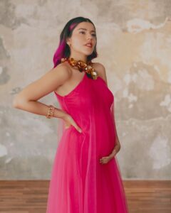 Lesslie Polinesia Instagram - Va a ser una hermosa niña 👧🏻 quien viene en camino 🤍 y con tanto amor recibo todos los cambios que he vivido y seguiré viviendo. Hay muchas cosas que me han cambiado la vida y este momento es parte de mi evolución. Gracias por todo el amor que he recibido por parte de ustedes en verdad gracias gracias gracias 🤍 LOS AMO FAMILIA 👐🏼 🦋💞Noviembre ha sido maravilloso, siempre agradecida a la vida y evolucionar juntos. Cerramos el mes con esta foto de mi shoot con bebé para @Cosmopolitanmx 🤍 📸👗💄💇🏻‍♀️ @juanbautizta @iloft.ny @elierdz @rmaxo @lisallende
