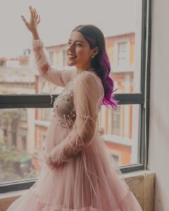 Lesslie Polinesia Instagram - Parte de la vida es evolucionar y hoy estamos empezando una nueva etapa M E T A M O R F O S I S. Una faceta en donde también yo me estoy descubriendo día a día 🤍 Se que el cambio puede generar miedo o incertidumbre pero detrás de todo eso vienen cosas que nos hacen crecer como seres humanos. Gracias @cosmopolitanmx por sumarse a este gran momento 🦋 Fotografía : @juanbautizta Locación : @iloft.ny Stylist @elierdz Make up : @rmaxo Hair: @lisallende