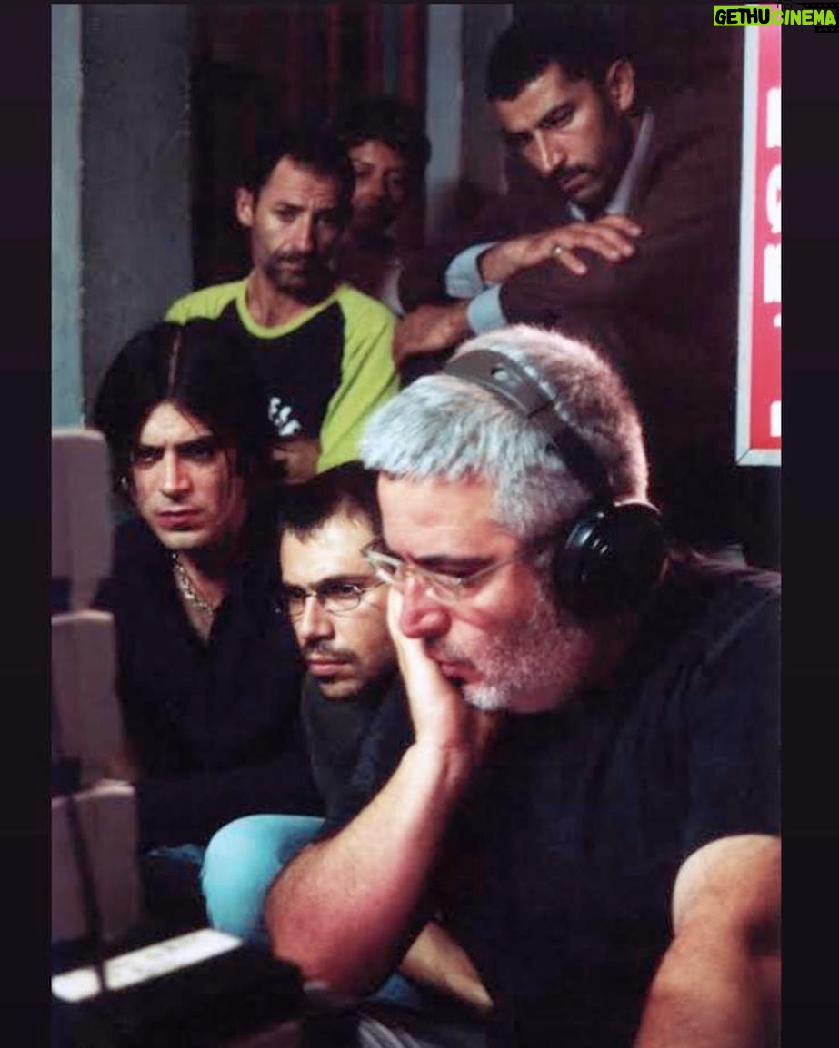 Levent Can Instagram - 2004 yılı #yazıtura filminden bir kare. Çektiğimiz sahnenin izleme anı olmalı 🤔 Uğur abi düşünceli, bizler meraklı ne yapmışız diye 😉 iyi film olmuştu izlemediyseniz izleyin derim #tbt
