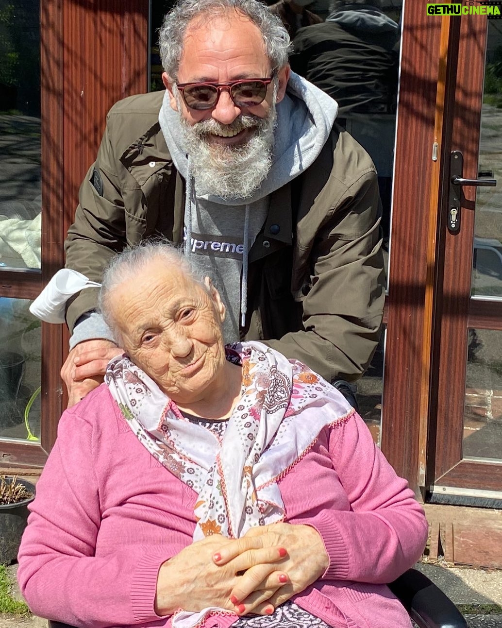 Levent Can Instagram - En kıymetlim, kıymetlilerimiz… Annelerimiz. Günleri, tüm yaşamları huzurla sağlıkla mutlukla ve evlatlarından alacakları güzel haberlerle sevgi dolu kucaklaşmalarla geçsin. Hayatta olmayanlarımızın kabirleri çiçek, ruhları şad, mekanları cennet olsun. Tüm annelerimizin ve anne adaylarımızın bu anlamlı günleri, her günleri bugünmüş gibi kutlu olsun, çocuklarından uzakta olan ve ayrı olanlarımızın hasretleri dilerim bir an önce son bulup mutlu kavuşmalar yaşansın. Onların duaları ve onlara dualarımız eksik olmasın🙏🌹🌹🌹🌹🌹🌹🌹❤️❤️❤️❤️❤️❤️❤️❤️❤️❤️❤️ #annelergünü